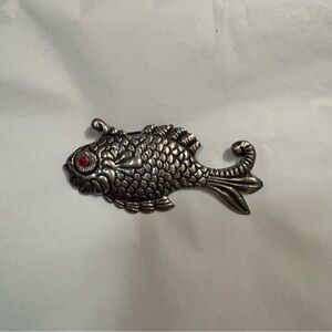 VGT Silver Fish-shaped Pendant Brooch Accessory Coral Eyes